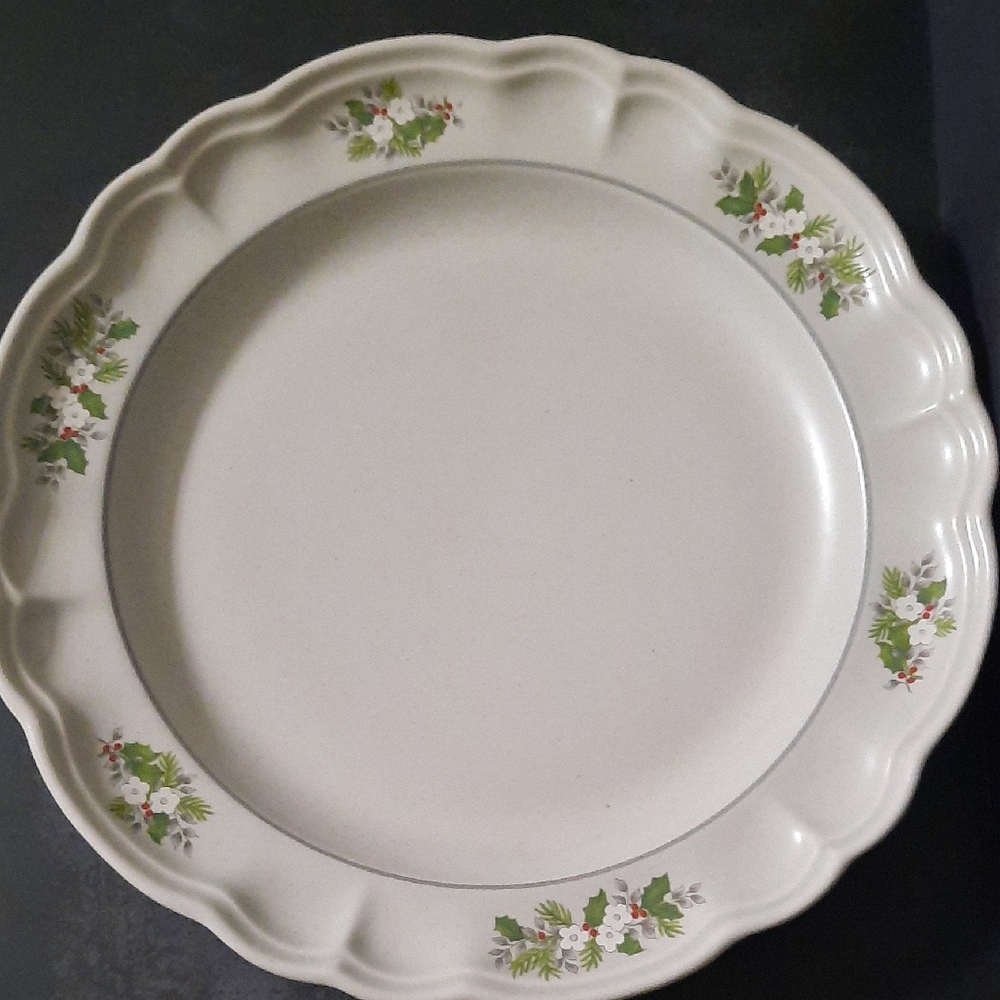 Set of 2 Pfaltzgraff White Dinner Plate with Holly and Red Berry Accents - Picture 8 of 13